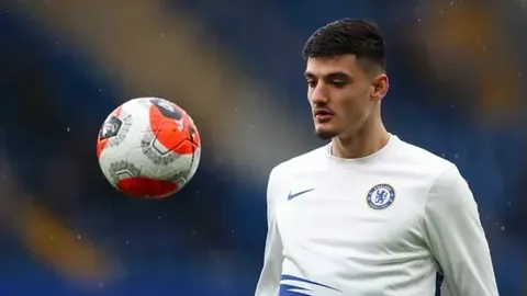 梅西球衣成球迷珍藏品，球员回房后细心回味