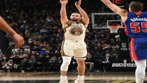 夏日羽坛风光好，少儿球场显英姿。